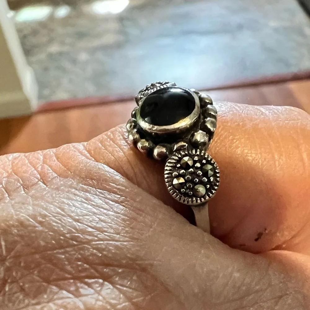 Vintage black onyx and maracasites art deco sterling silver ring size 7.